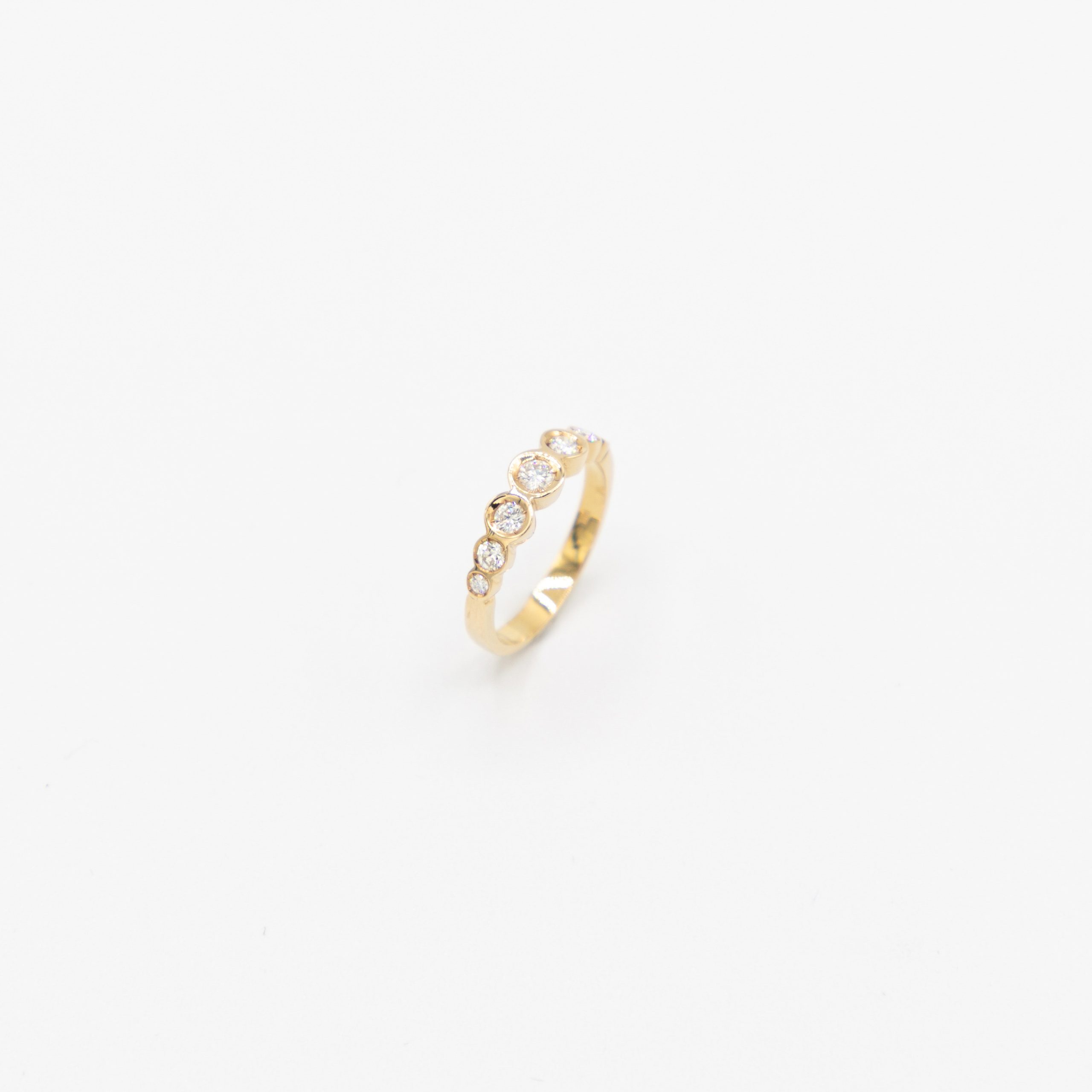 Vintage Seven Diamond Ring – Gelbgold Im Angebot